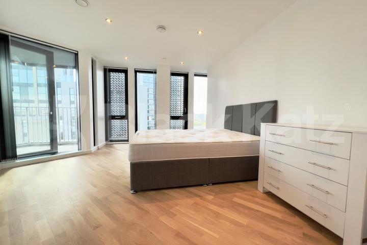 Situated on the 20th floor of The Ceramic Building with concierge and gym.  The Ceramic Building, Newington Causeway , Borough SE1